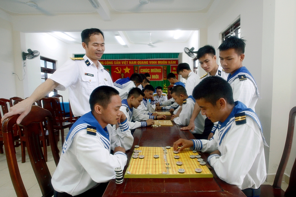 Cán bộ, chiến sĩ đảo Phan Vinh chơi cờ tướng dịp Tết.